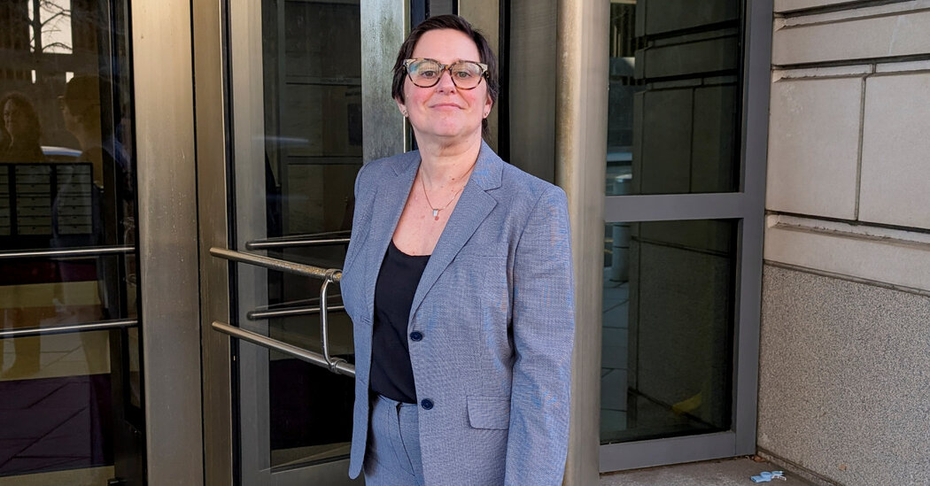 O juiz diz que Trump não pode dispensar presidente do Conselho Federal de Trabalhadores sem causa