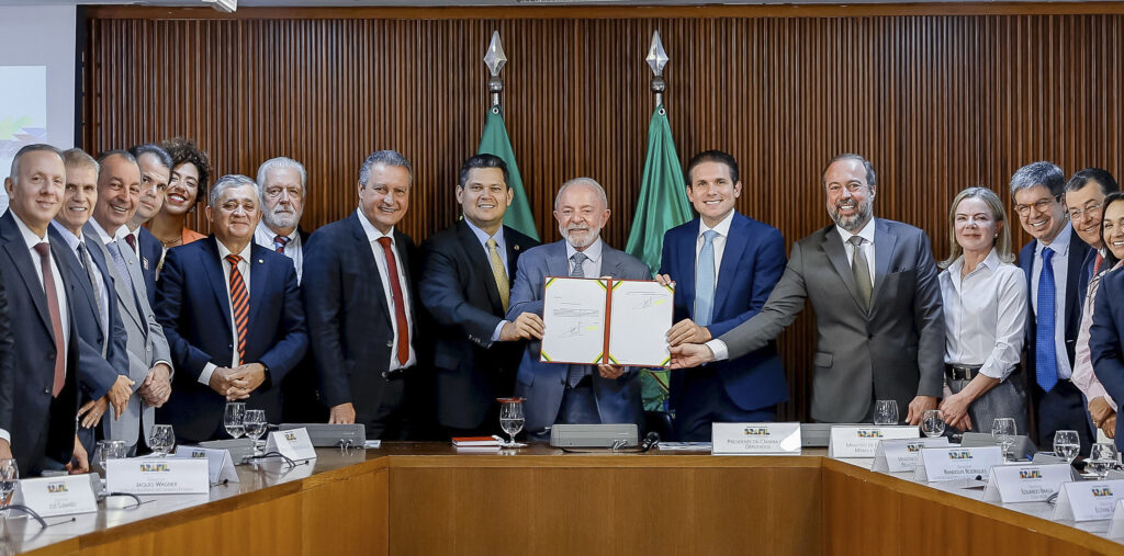 Lula assina MP que amplia tarifa social de energia e abre mercado até 2027